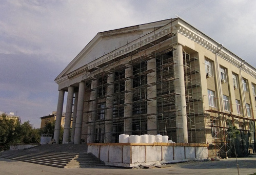 В Тракторозаводском районе Волгограда началось восстановление главного фасада Дворца культуры