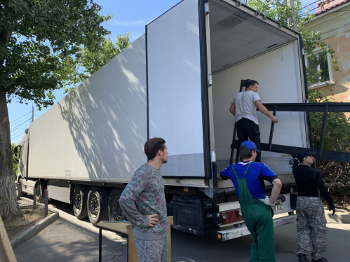 Волгоградский ТЮЗ отправил за 5000 километров 160 кубометров декораций 