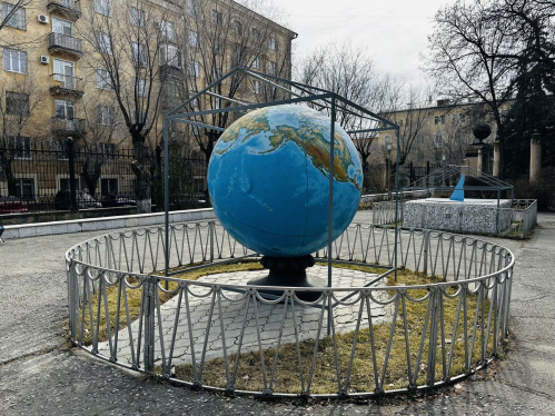 Астрономические предметы на территории Волгоградского планетария освободили от укрытия Астрономические предметы на территории Волгоградского планетария освободили от укрытия