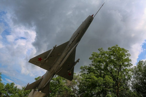 В Волгограде начат демонтаж облицовки постамента памятника «Самолёт «МиГ-21» 