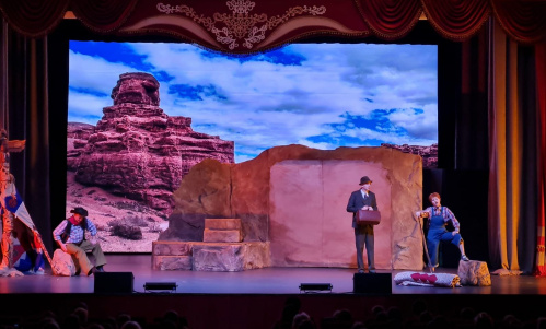 Жители Суровикино и Фролово посмотрели спектакли Казачьего театра