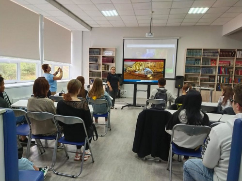В модельной библиотеке Камышина молодёжь знакомят с мировыми шедеврами В модельной библиотеке Камышина молодёжь знакомят с мировыми шедеврами