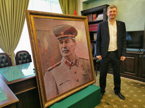 Волгоградец передал в музей-панораму «Сталинградская битва» портрет Сталина, выполненный из бисера Волгоградец передал в музей-панораму «Сталинградская битва» портрет Сталина, выполненный из бисера