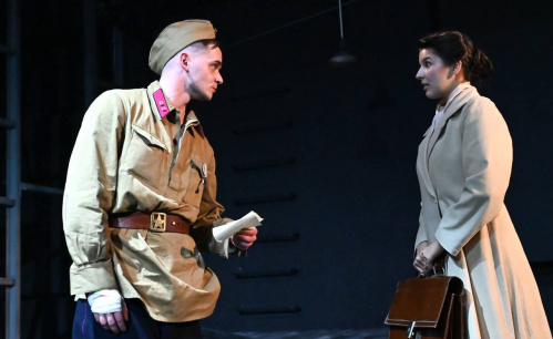 В Волгоградском ТЮЗе с успехом проходят премьерные показы спектакля «Отпуск по ранению»