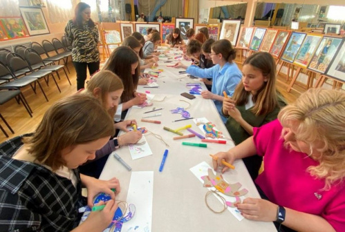 В Котельниково открылась выставка детских рисунков «Вместе – целая страна»