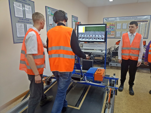 Школьники на один день стали студентами железнодорожного техникума