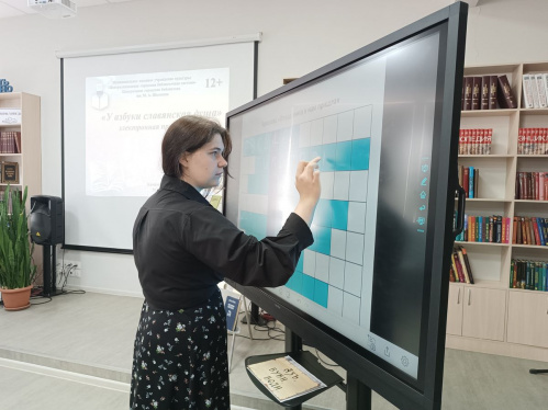 В модельной библиотеке Камышина студентам рассказали об истории славянской письменности