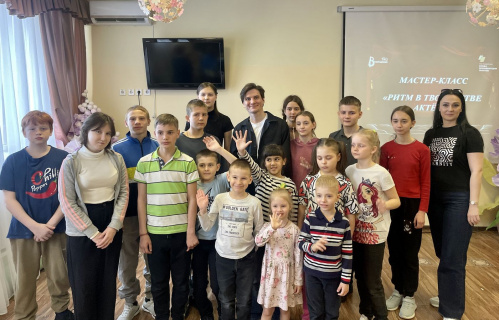 Актёр Волгоградского ТЮЗа провёл занятие для юных волгоградцев Актёр Волгоградского ТЮЗа провёл занятие для юных волгоградцев