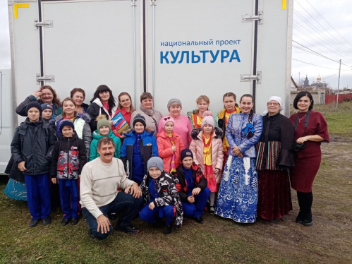 В Урюпинском районе организовали концерт с использованием возможностей автоклуба В Урюпинском районе организовали концерт с использованием возможностей автоклуба