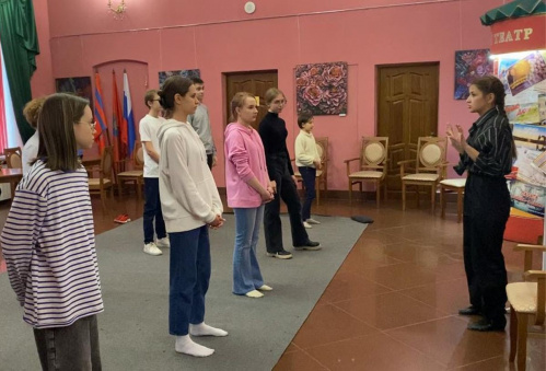 В Казачьем театре проводят мастер-классы для школьников В Казачьем театре проводят мастер-классы для школьников