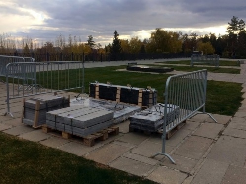 В Волгоградской области приступили к реставрации мемориальных плит над могилой Чуйкова