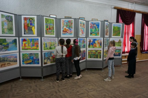 В Ленинске открылась передвижная выставка детских рисунков